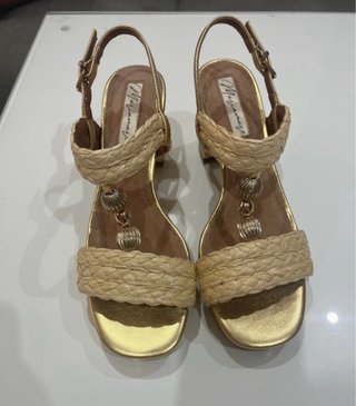 Zapatos tacon marca Maria Mare dorados nuevos