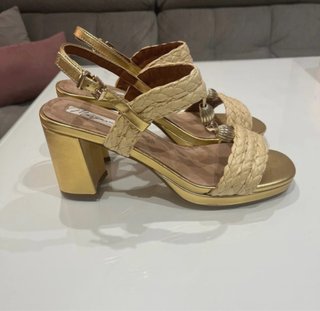 Zapatos tacon marca Maria Mare dorados nuevos