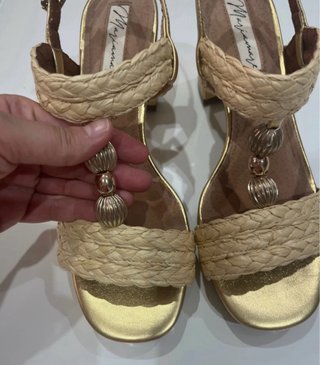 Zapatos tacon marca Maria Mare dorados nuevos