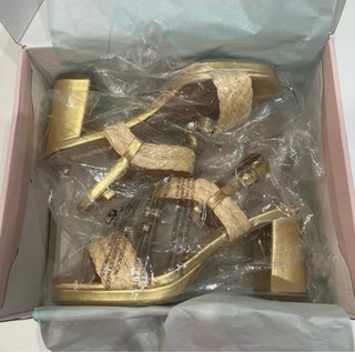 Zapatos tacon marca Maria Mare dorados nuevos