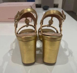 Zapatos tacon marca Maria Mare dorados nuevos