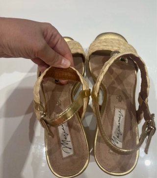 Zapatos tacon marca Maria Mare dorados nuevos