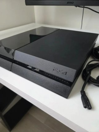 PS4 (PlayStation 4) con mando y juegos
