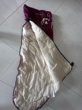 Saco de dormir Quechua morado con su funda