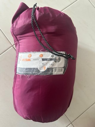 Saco de dormir Quechua morado con su funda