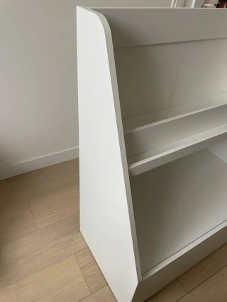 Librería cajonera blanca de madera