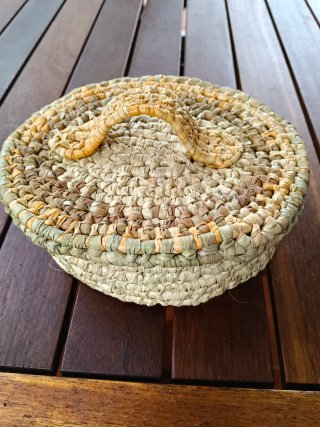 Cesta decorativa de mimbre