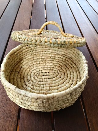 Cesta decorativa de mimbre