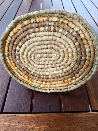 Cesta decorativa de mimbre
