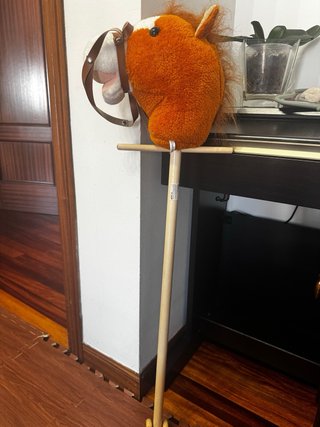 Caballo de peluche con palo