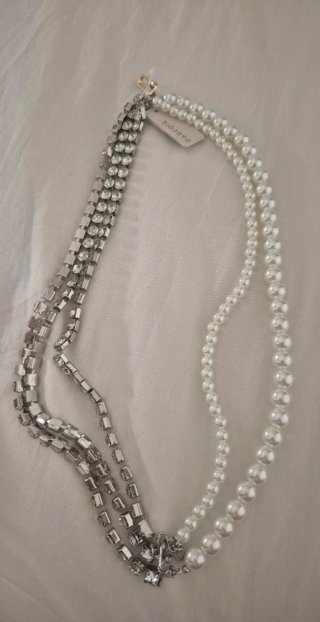 Collar de perlas y brillantes plateado