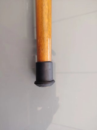 Bastón de madera tallada con acero inoxidable