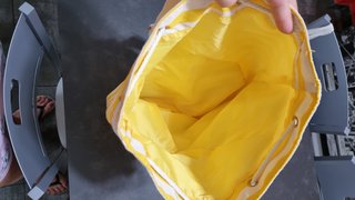 Mochila de piscina a rayas amarillas y azules