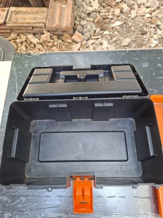 Caja de herramientas con tornillos