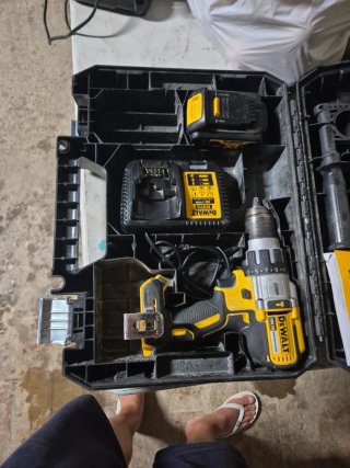 Taladro Dewalt 18V XR Brushless + Cargador