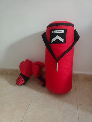 Saco de boxeo rojo con guantes