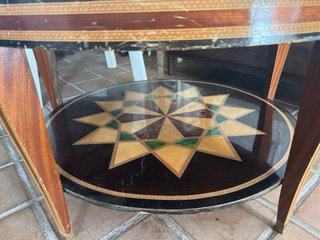 Mesa de centro de taracea con incrustaciones