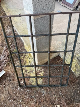 Ventana mallorquina antigua con portellón y verja