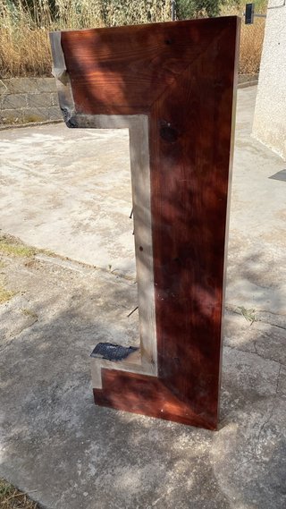 Chimenea hierro forjado con puerta de cristal.