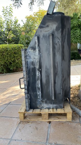 Chimenea hierro forjado con puerta de cristal.