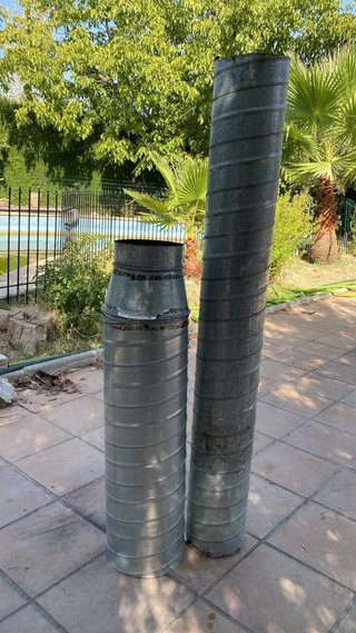 Chimenea hierro forjado con puerta de cristal.