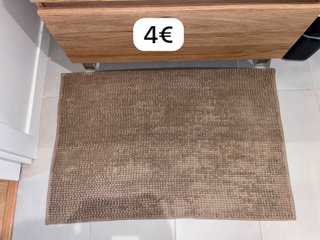 Alfombra de baño beige y marrón