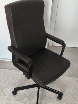 Silla de oficina giratoria negra