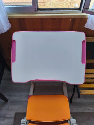 Mesa estudio infantil rosa y blanca