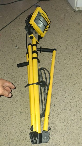 Foco LED portátil trípode amarillo