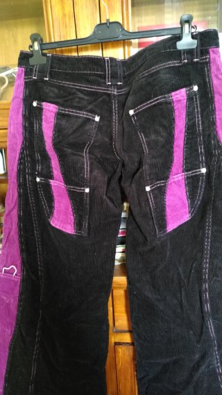Pantaloni velluto a coste neri e viola