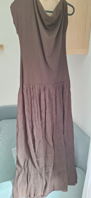 Vestido largo marrón oscuro. Utilizado sólo un dia