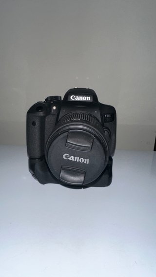 Canon EOS 750D + Grip + Lente 18-55mm
