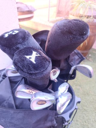 Bolsa golf con palos y carrito