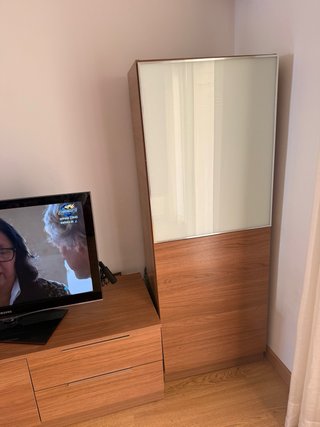 Mesa extensible y 4 sillas polipiel, mas mueble tv