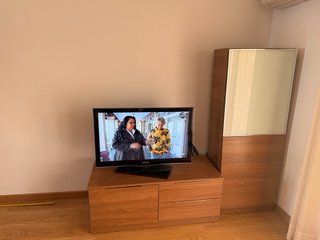Mesa extensible y 4 sillas polipiel, mas mueble tv