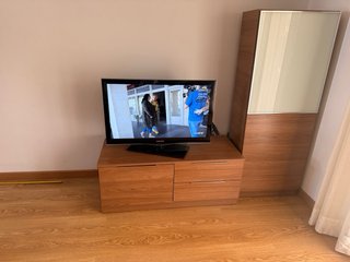 Mesa extensible y 4 sillas polipiel, mas mueble tv