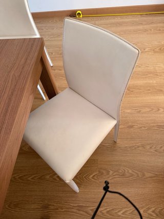 Mesa extensible y 4 sillas polipiel, mas mueble tv