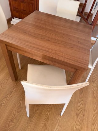 Mesa extensible y 4 sillas polipiel, mas mueble tv