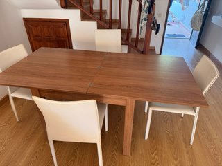 Mesa extensible y 4 sillas polipiel, mas mueble tv