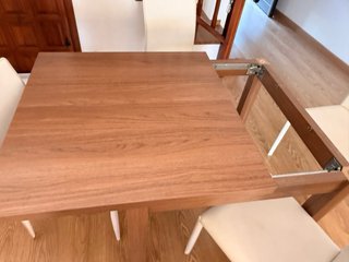 Mesa extensible y 4 sillas polipiel, mas mueble tv