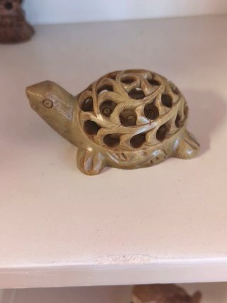 Pareja figuras piedra tallada búho y tortuga