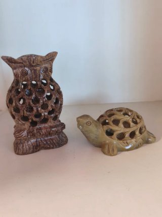 Pareja figuras piedra tallada búho y tortuga