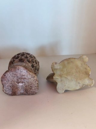 Pareja figuras piedra tallada búho y tortuga