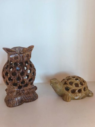 Pareja figuras piedra tallada búho y tortuga