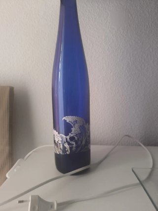 Lámpara de botella azul con diseño