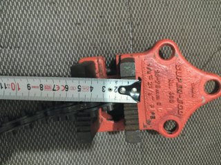 Tornillo de banco para tubos con cadena