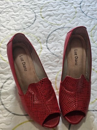 Zapatos de tacón rojos de piel