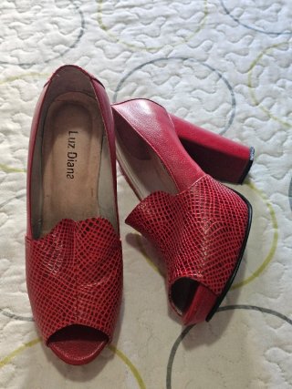 Zapatos de tacón rojos de piel