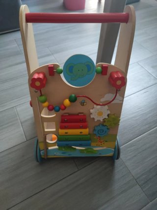 Andador de madera con actividades
