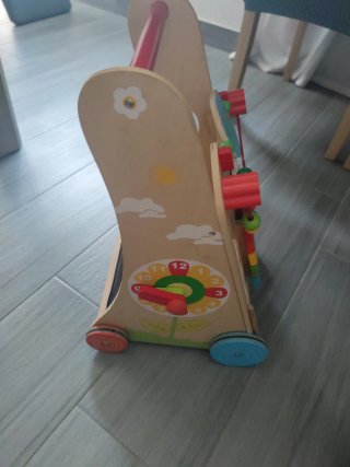Andador de madera con actividades